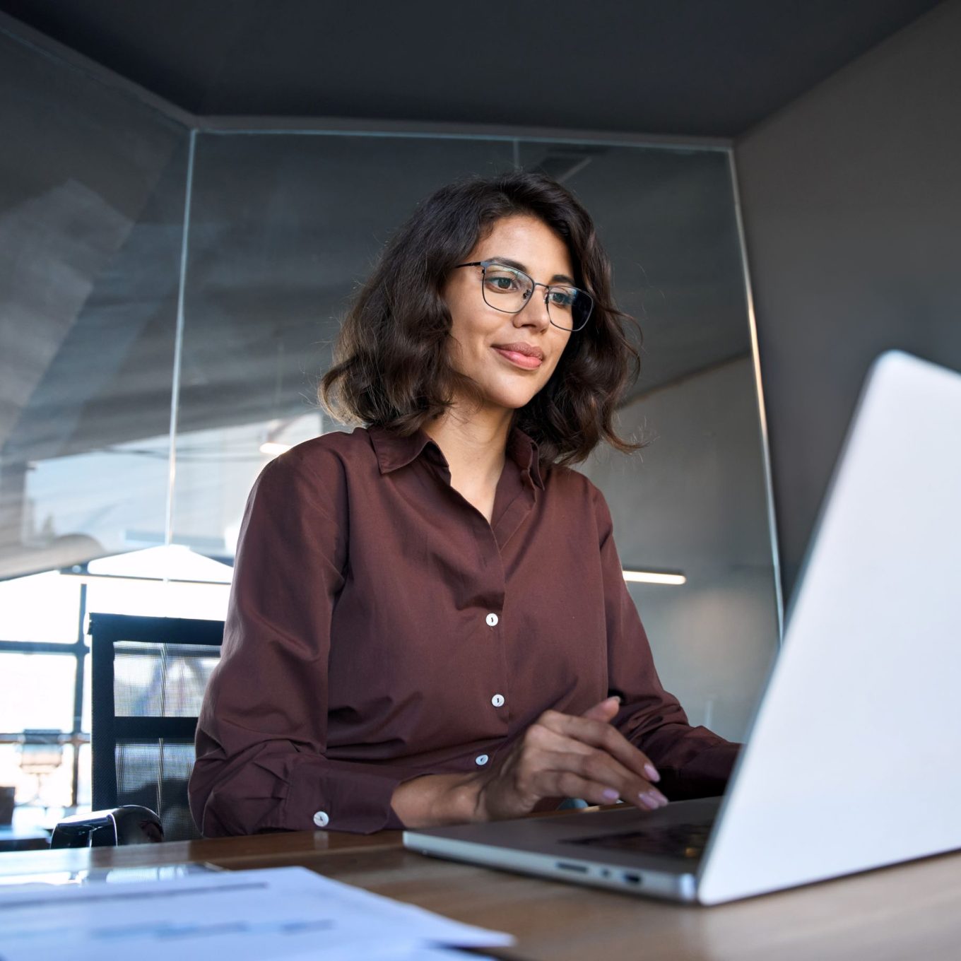 young professional vrouw laptop