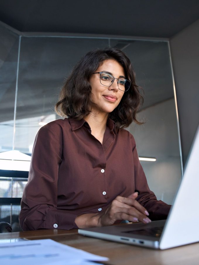 young professional vrouw laptop